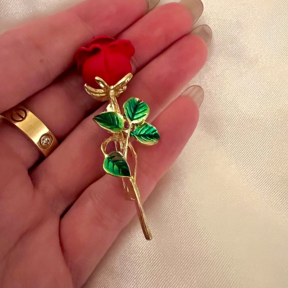 🧷🥀GORGEOUS Rose Corsage Brooch With Green Enamel on Gold-Tone Metal - Picture 4 of 5